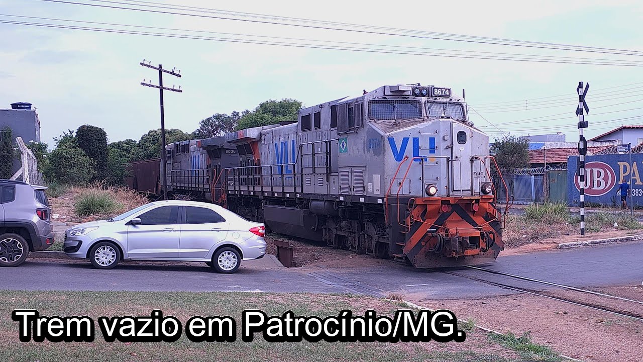 Impressionante trem vazio da VLI cortando a cidade de Patrocinio/MG