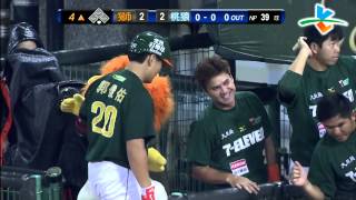 20130922-2 CPBL 獅vs象 4上 郭俊佑大棒一揮 中外野手追不到了啦 郭俊佑2分全壘打追平比數 個人第9轟