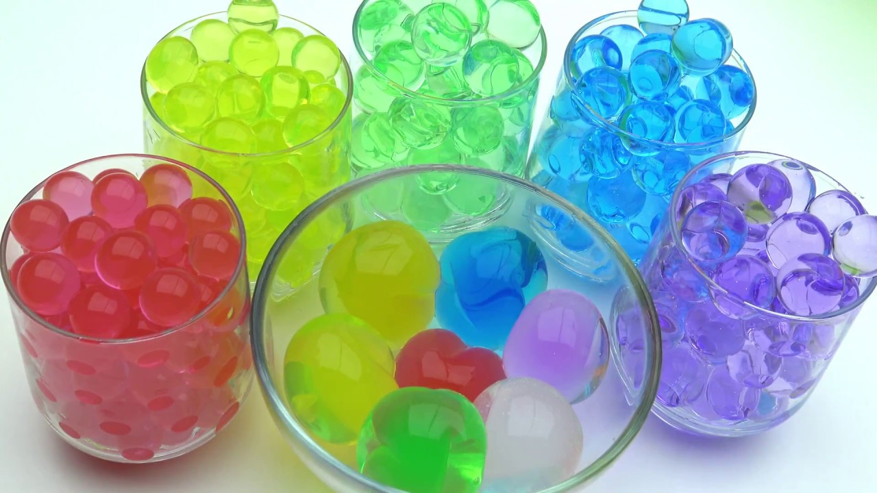 Играйте с водяными шариками Orbeez, похожими на водные бусины