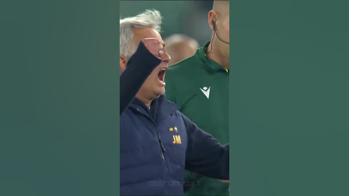 Jose Mourinho's reaction after Pellegrini's goal was counted against Feyenoord. #RomaFeyenoord #uel