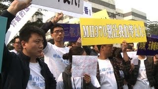 Chinese MH370 relatives protest at Malaysian embassy