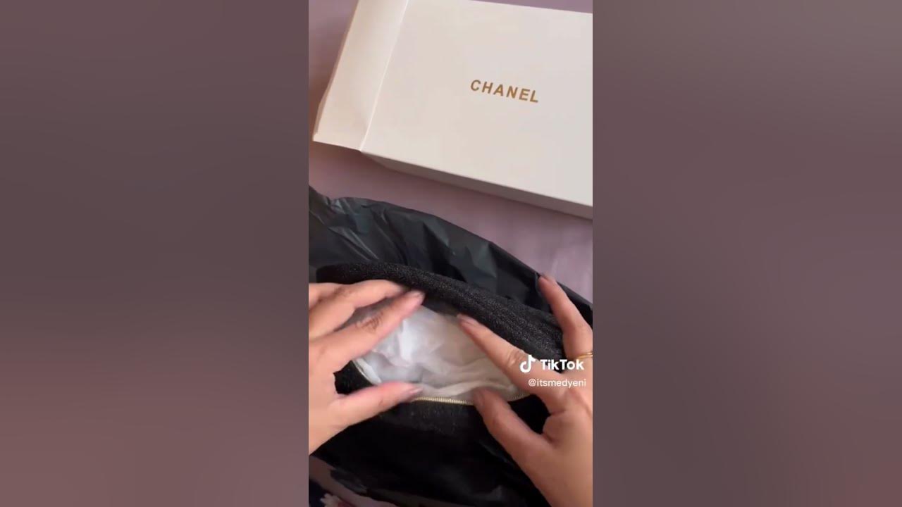 HOW TO ADD A CHAIN TO THE $72 CHANEL HOLIDAY BAG! 🤩 #chanel