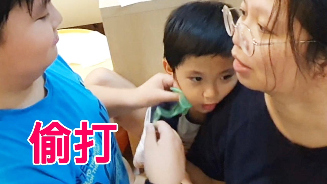 黏黏手大戰打鬧失控 哥哥打臉又黏頭髮 弟弟氣得叫媽媽來｜咚4y3m24d 桐11y0m