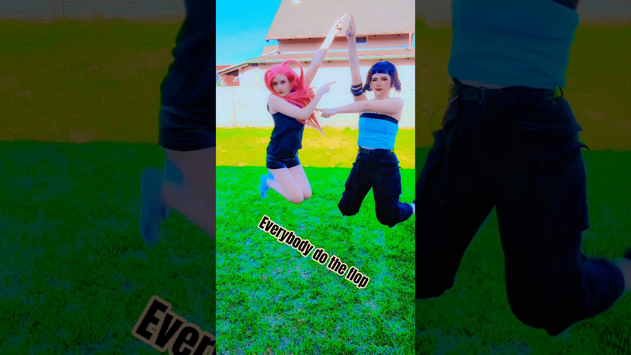 Everybody do the flop  | Mira & Zoey @nikkihatsunecosplay K-pop demon hunters #cosplay #shorts