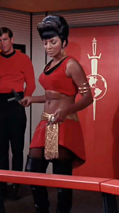 HOW DID UHURA WALK BACKWARDS SO FAR??? WOW! #starfleet #startrekonline #startrek #shortsfeed #shorts