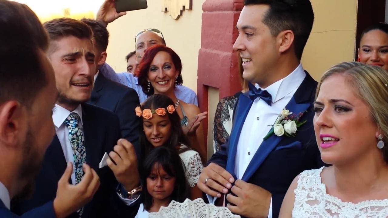 Hermanos cantan a novios salida iglesia (Boda Migue y Marta)