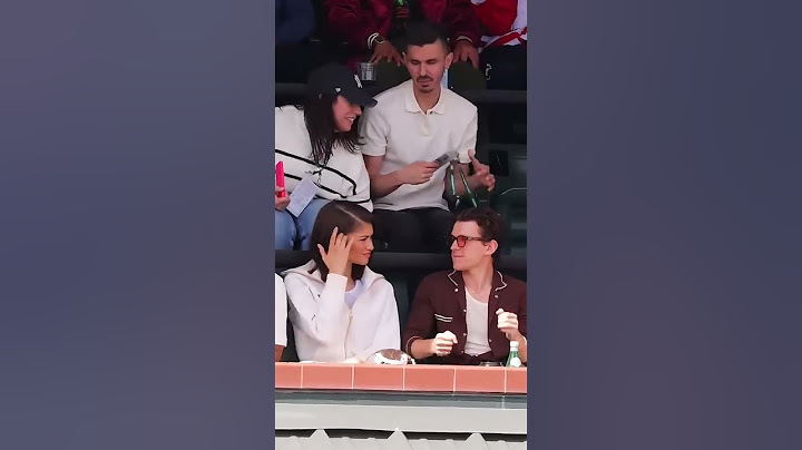 Zendaya tried to show off her engagement ring