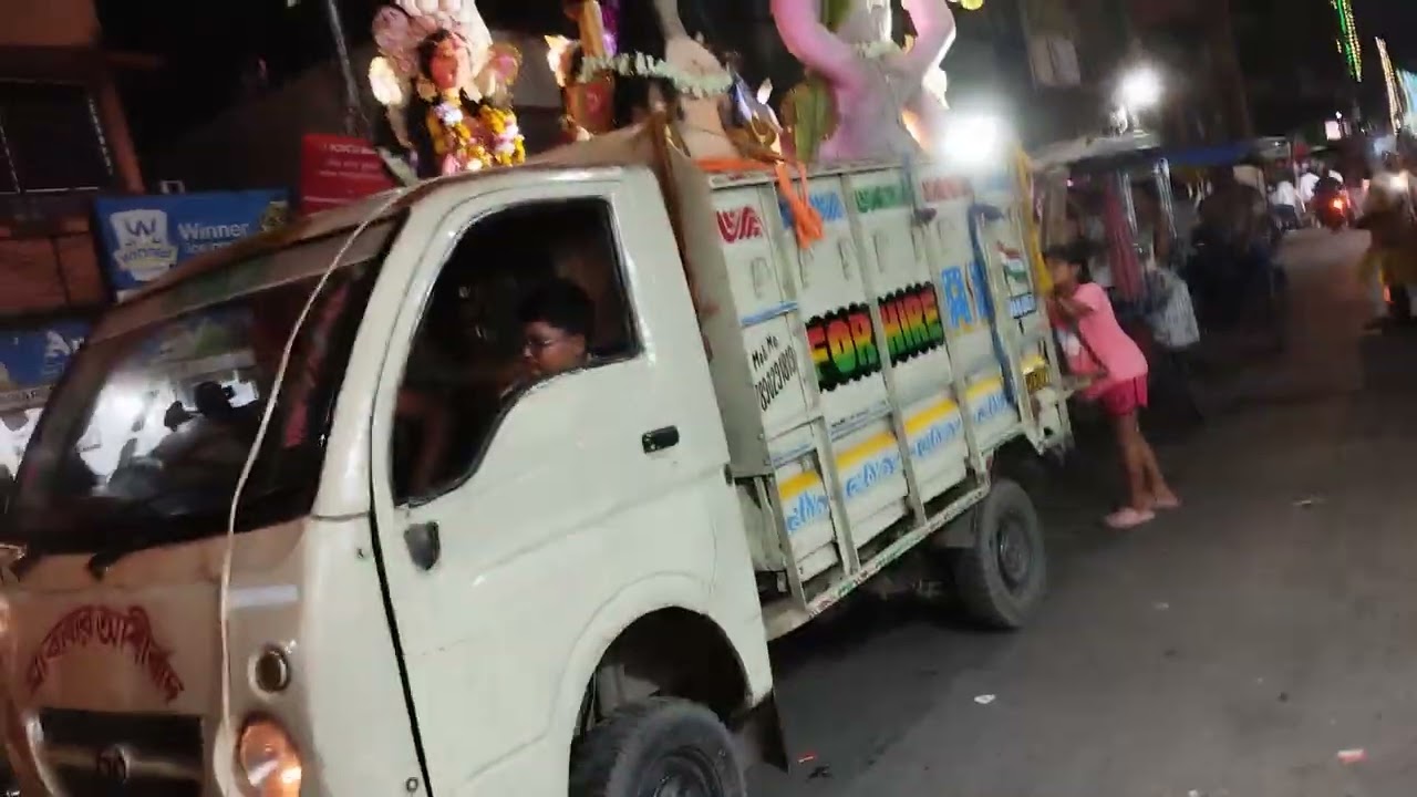 Kolkata Durga Puja visarjan ke lekar itna achcha setup hai ki dekh kar aapka dil khush ho jaega