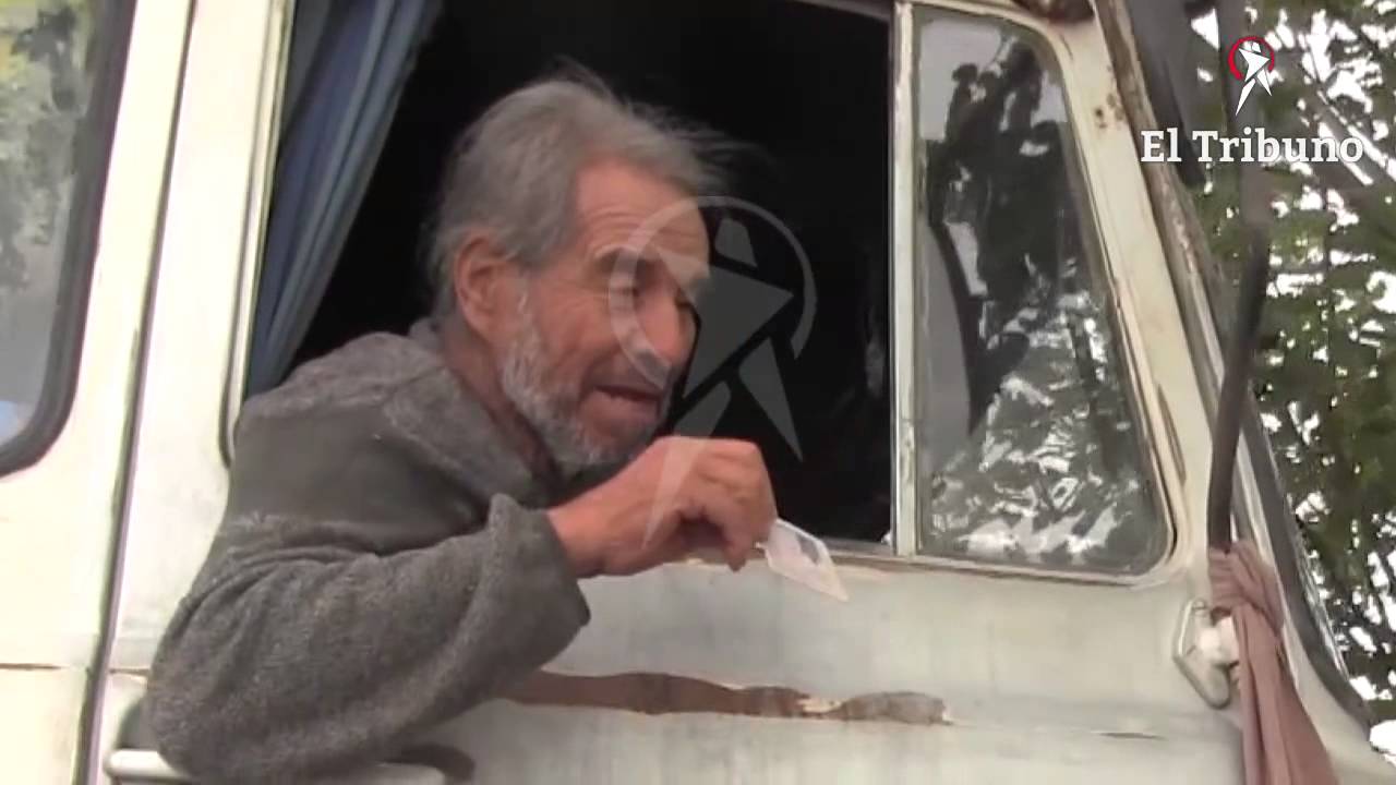 Burlando sigue viviendo en su camión, sin memoria