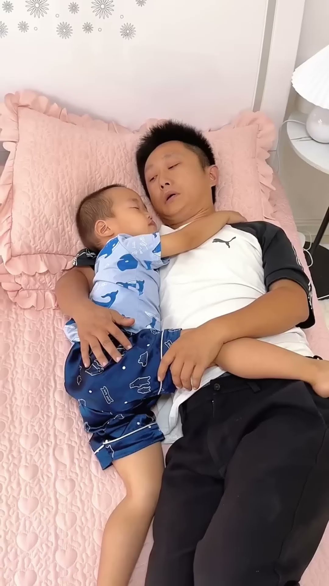 老爸一心想玩儿手机，被熊孩子教育！#Cute baby#Cute#呆萌小米宝#聪明宝宝#萌娃#整蛊#测试