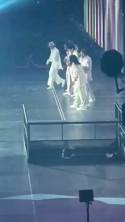 TaeTae teaching his tiny moves to backup dancers 💜 #v #bts #taehyung