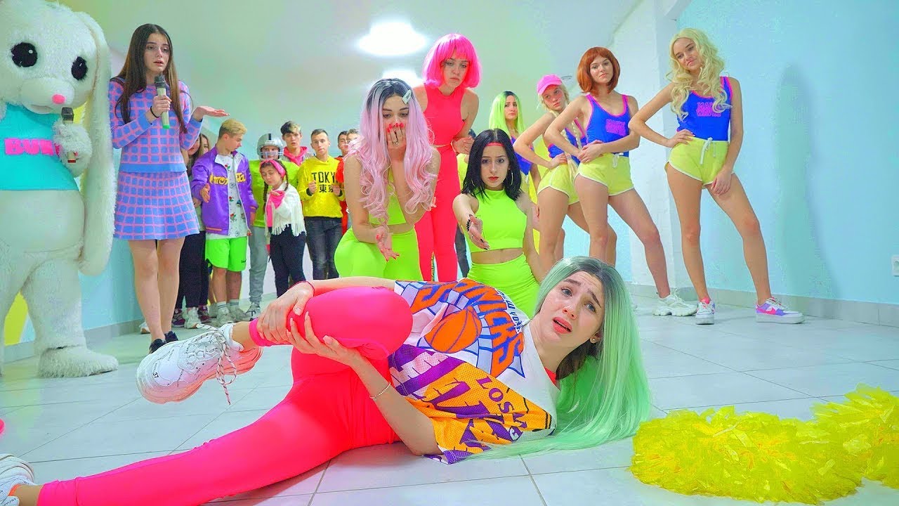 ΔΙΑΓΩΝΙΣΜΌΣ ΟΜΆΔΑΣ BUNNY ΕΝΑΝΤΊΟΝ ΒΑΤΡΆΧΩΝ! Η Νταιάνα Και Οι Μαζορέτες Σοκάρονται!