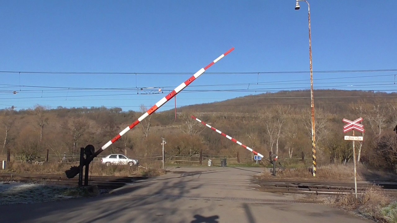 Železniční přejezd s mechanickými závorami Karlštejn