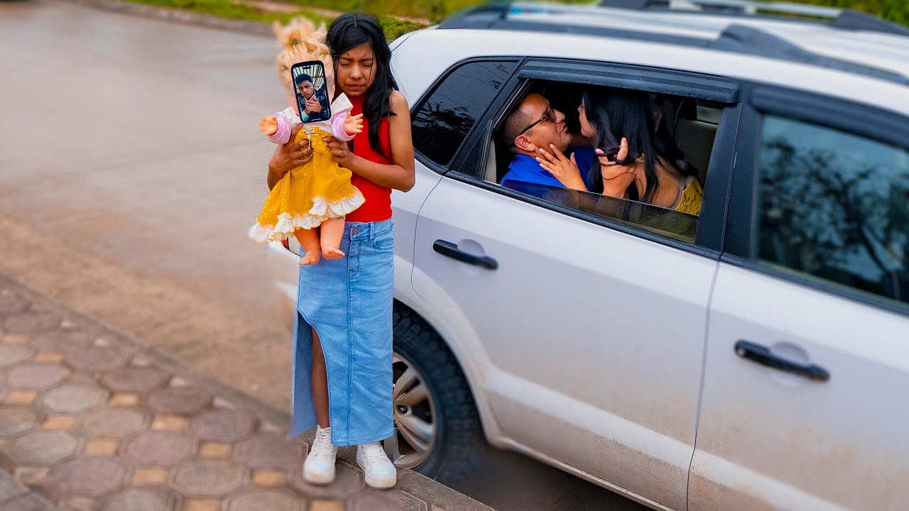 Gracias a la muñeca de su hija, descubrió el plan que su esposa tenía con el