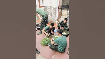 Các chú bộ đội đi hành quân tranh thủ nấu bửa trưa