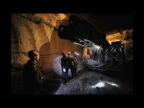 60 заблокированных в подтопленной шахте человек не выходят на связь