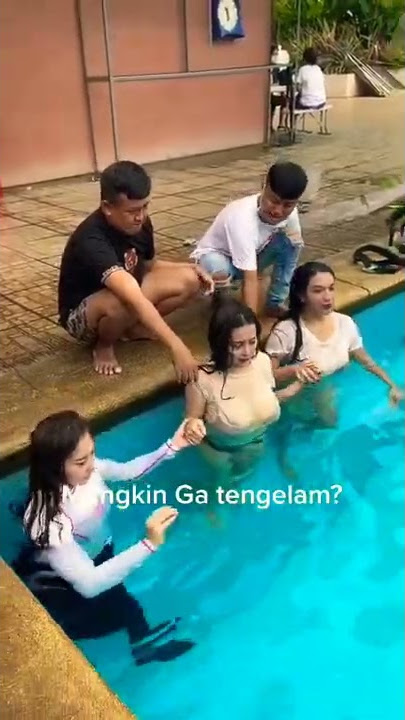 CEWEK LOMBA BERENANG