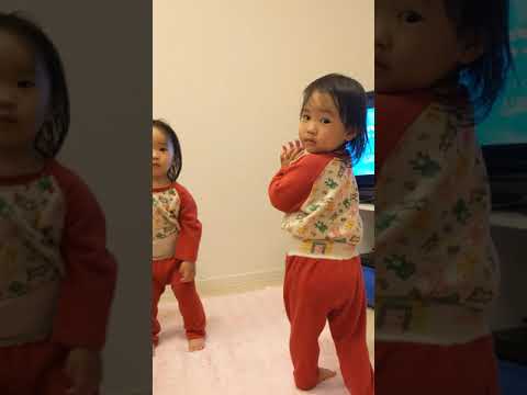 一卵性美人双子姉妹のしまじろうダンス3#ツインズコーデ#一才七ヶ月#こどもチャレンジ