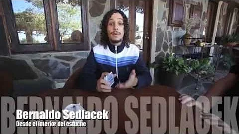 Bernardo Sedlacek desde el interior del estuche
