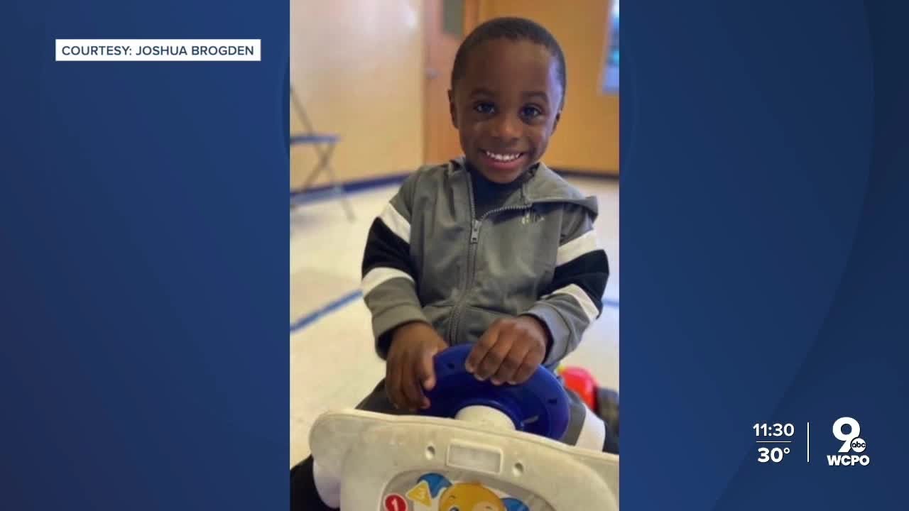 Community gathers for final goodbye to Ohio boy who drowned - YouTube