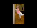 Лера Кудрявцева учит танцевать полуторагодовалую дочь