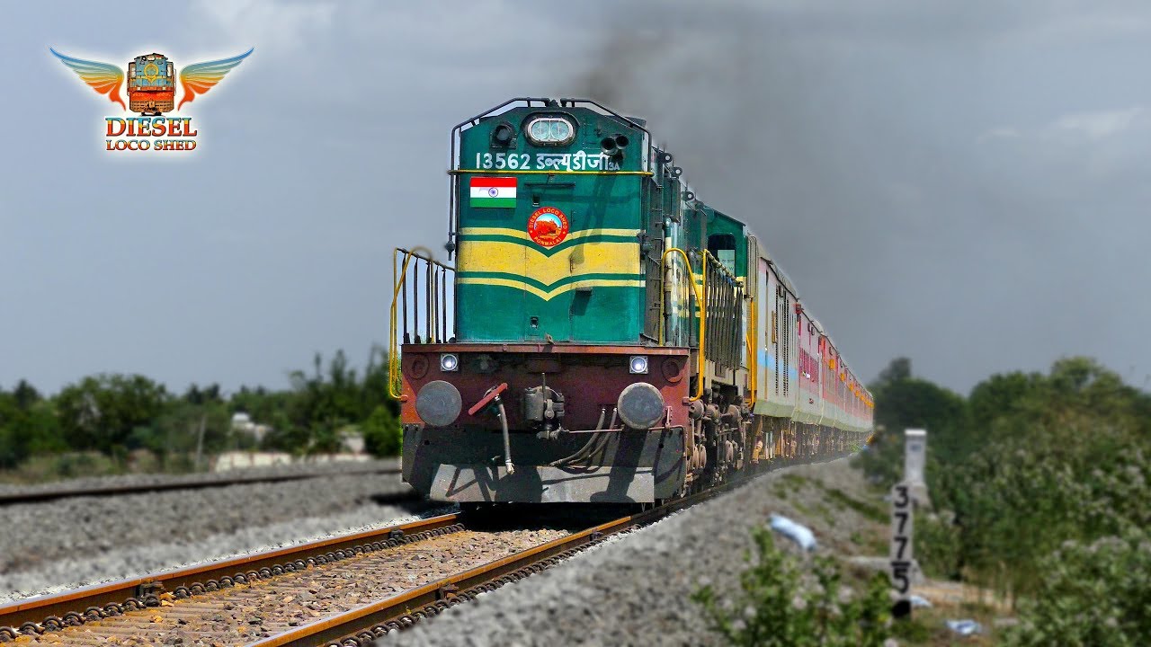A GREEN Monster from GOLDEN ROCK speeds with CHOLAN Express !! Indian ...