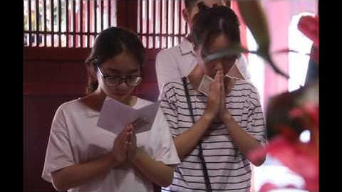 Sĩ tử tấp nập tới Văn Miếu cầu may thi THPT quốc gia!