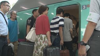 帰省ラッシュ、ピークに 家族連れで駅あふれる