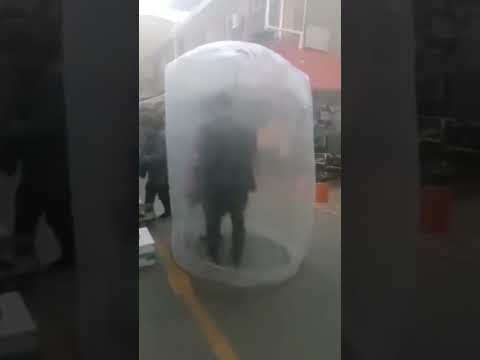网传中国大陆某地,民众顶着塑料袋防护罩到街上买菜。还有人在坐地铁时也罩着 【 #Shorts 】 #大纪元网