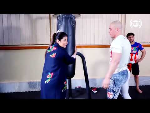 یاد دادن مشت زنی به نجیبه فیض