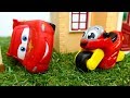 O Relâmpago McQueen aposta uma corrida com uma moto! Vídeo de carros em português