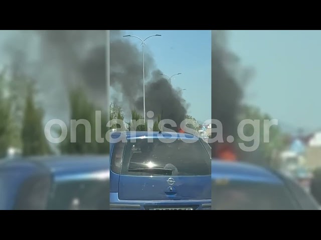 Αυτοκίνητο τυλίχθηκε στις φλόγες στη Λάρισα