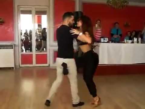 hombre bailando bachata solo