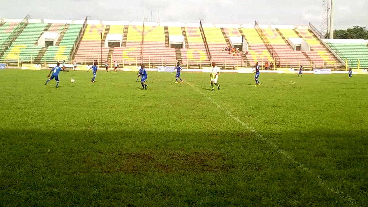 ⁣Bel échange de jeu entre ces jeunes footballeurs. Trinité Singbo