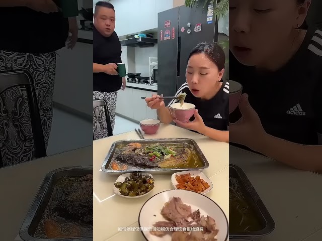 Él devoró su comida. Yo saqué el pescado asado. Al darse cuenta, solo quedaban espinas.