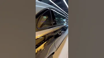 كريستيانو رونالدو يغلق الباب بالطريقة التقليدية رغم إن مرسيدس مايباخ S680 أتاحت له عدة طرق لإقفاله 