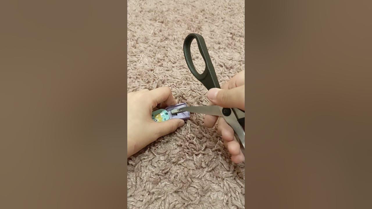 как достать лезвие из точилки ножницами - YouTube