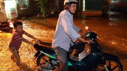 Sài Gòn "hụp lặn" trong nước ngập đêm đầu tuần