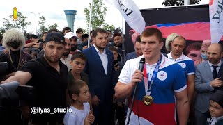 Олимпийского чемпиона Мусу Евлоева и Мусу Могушкова встретили на родине в Ингушетии
