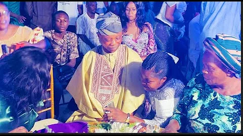 Humble! See How Odunlade Adekola Wife Goes On Her Knees To Greet At Her Husband’s Show