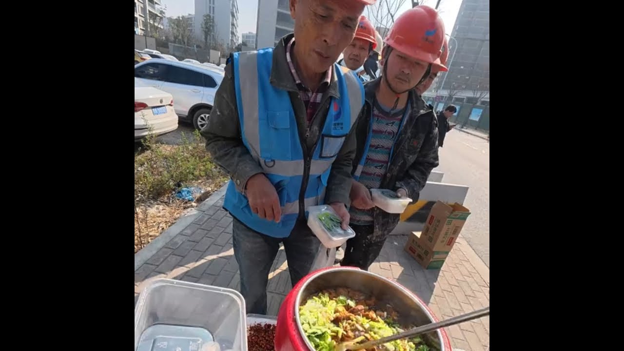 今日呼声特别高的8元大烩菜还送瓶茶，给河南的师傅吃得劲了#工地摆摊 #工人 #盒饭小王子 #大烩菜