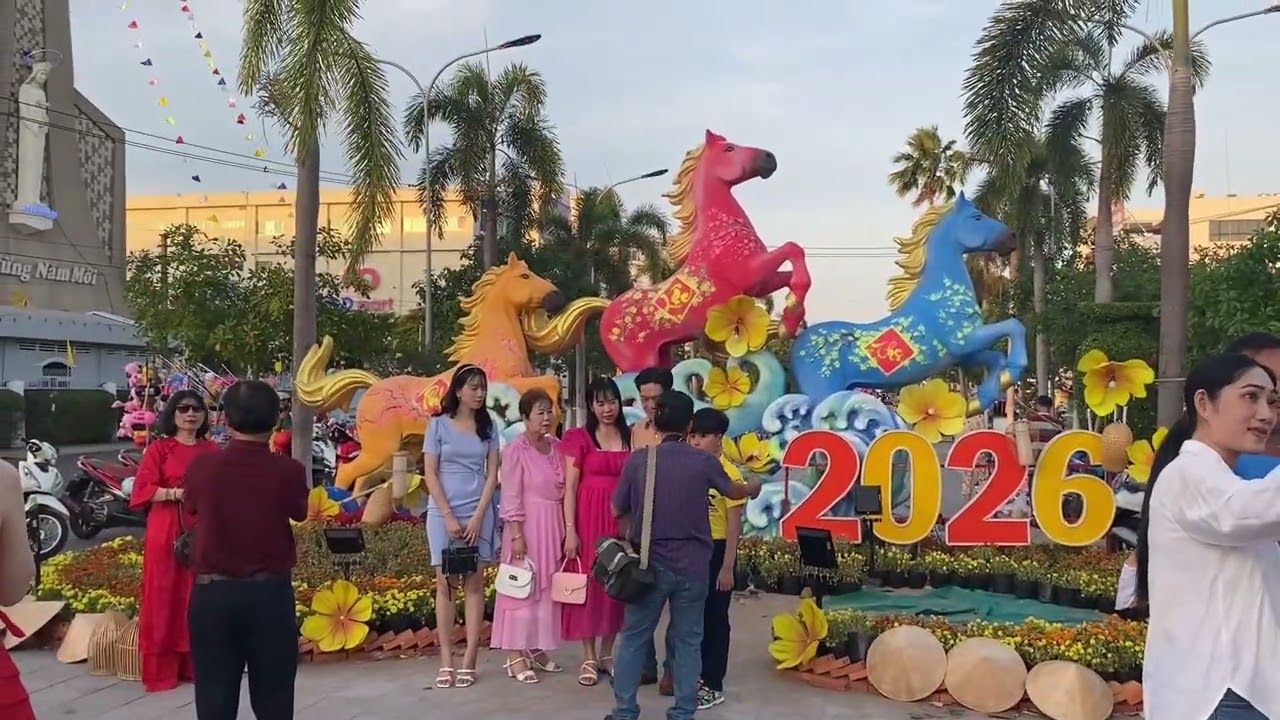 Chiều mồng 1 Tết Long Xuyên con đường đìu hiu người 