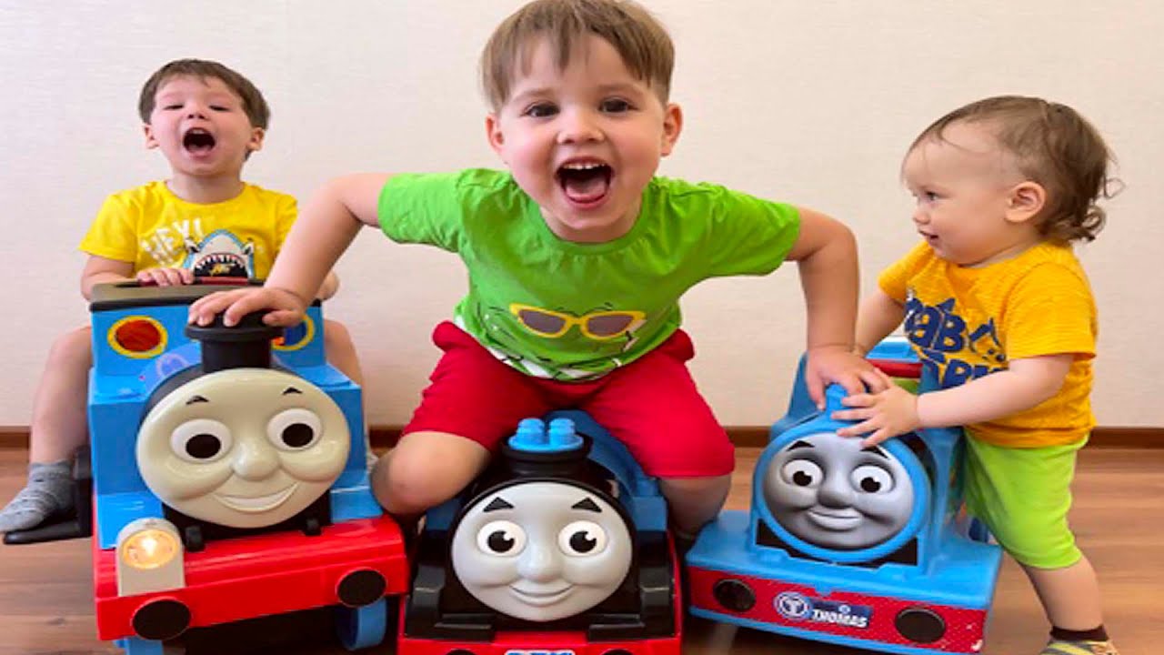 Брозаврики играют с игрушечными поездами из Мультика Паровозик Томас и ...