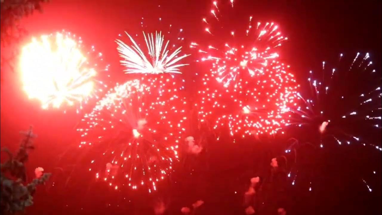 9 мая песня корреспондентов. Салют победы мамаев курган. Салют победы мамаев курган. Победный салют в красноярске 2020 год. Вы слышите гремит салют героям славу.