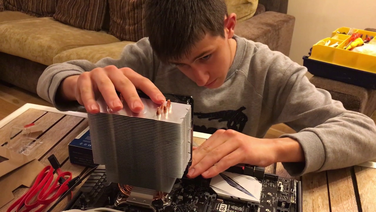 Марио си сглобява нов компютър