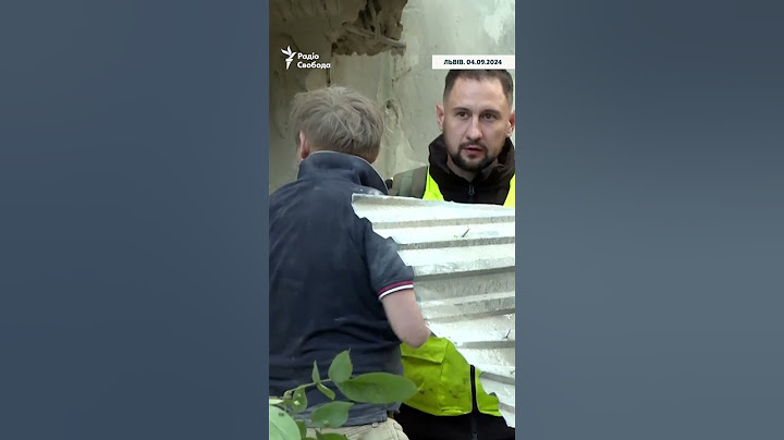 Чоловік, сім'я якого загинула через атаку РФ, намагається допомогти розбирати завали будинку
