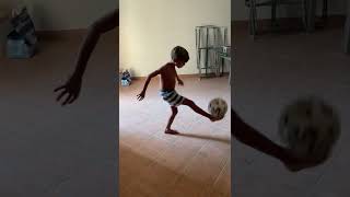 Bambino 8 anni Record 828 palleggi calcio