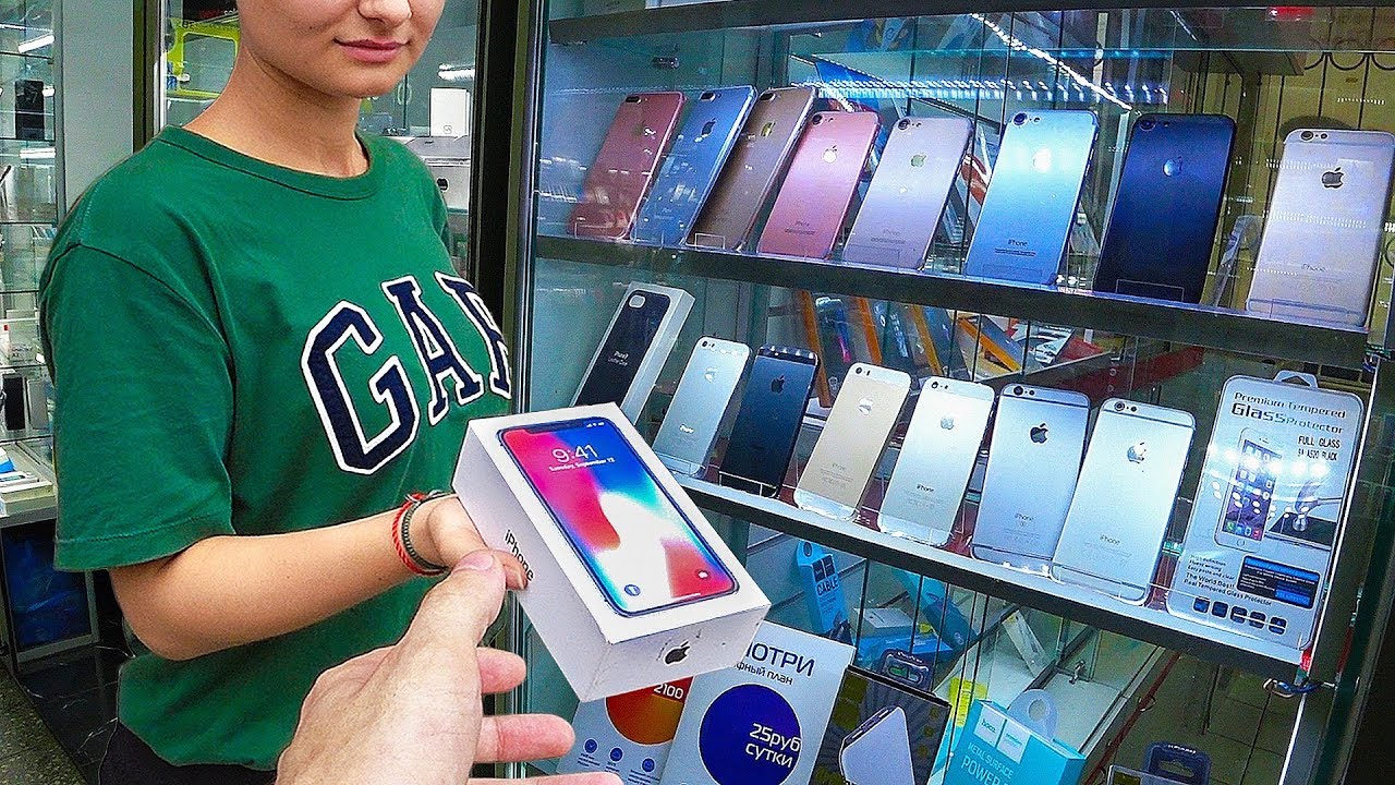 Витринный iphone. Витрина с айфонами. Продавец айфонов. Магазин айфонов. Смартфоны на витрине.