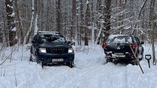 nissan pathfinder r51 и mitsubishi l200 на снежном бездорожье в зимнем лесу