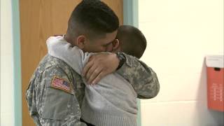 Soldier Dad Surprises Kindergarten Son for Christmas - Touching! Viral